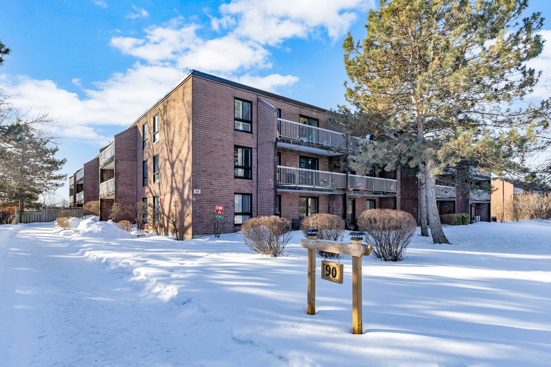 #110 - 90 Crois. Elgin