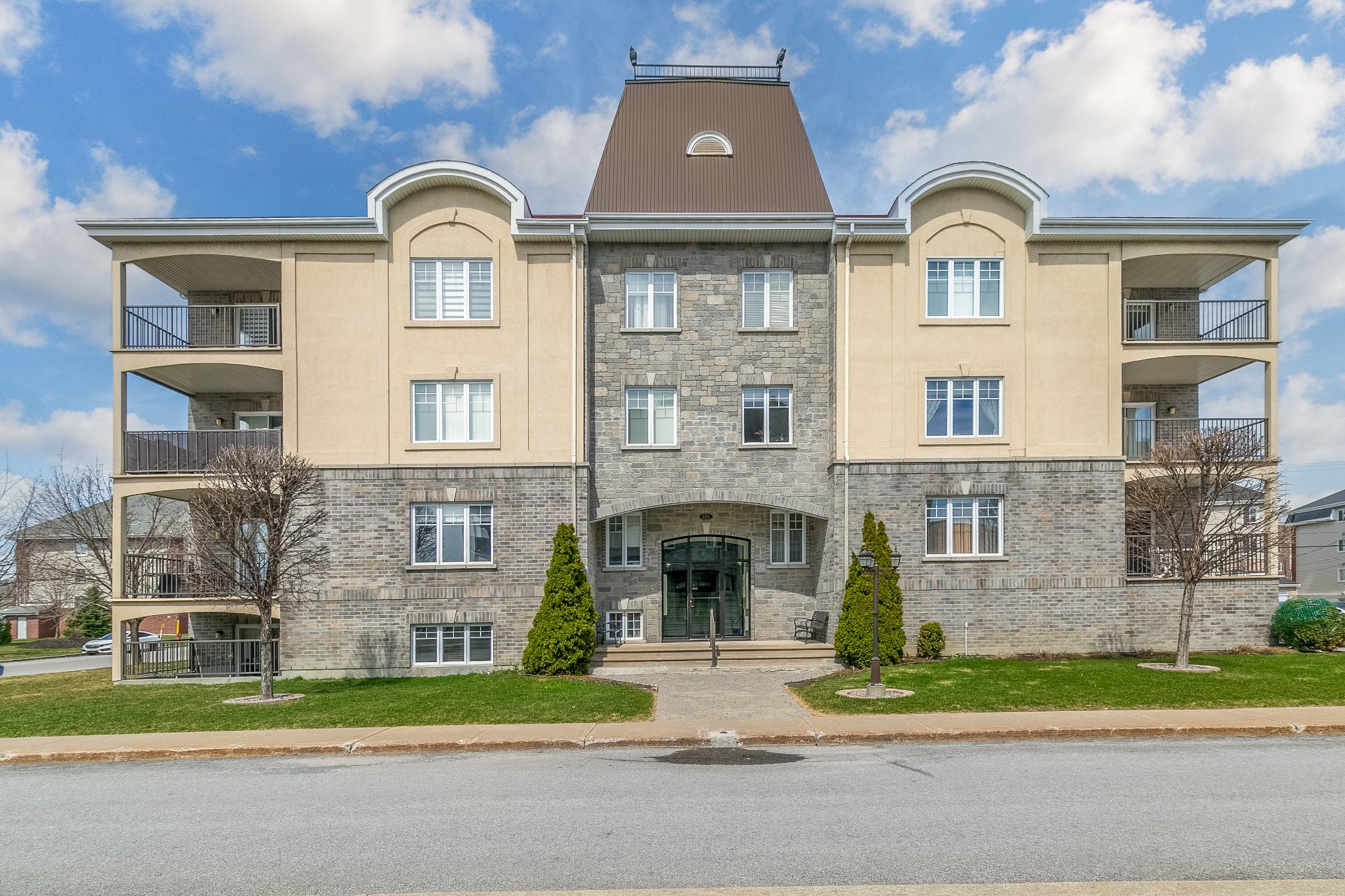 #102 - 255 Rue Bohémier