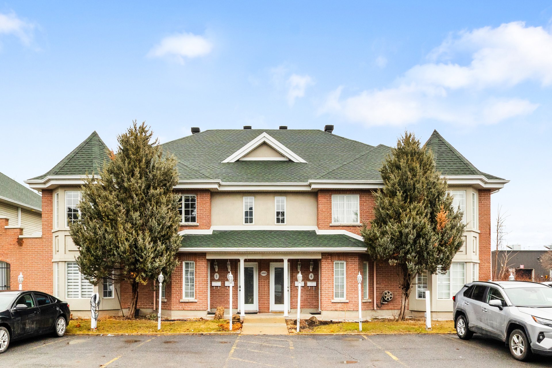 Joelle Bitar / #21100325