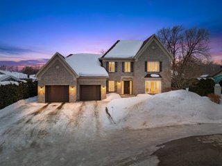 9715 Rue de Budapest