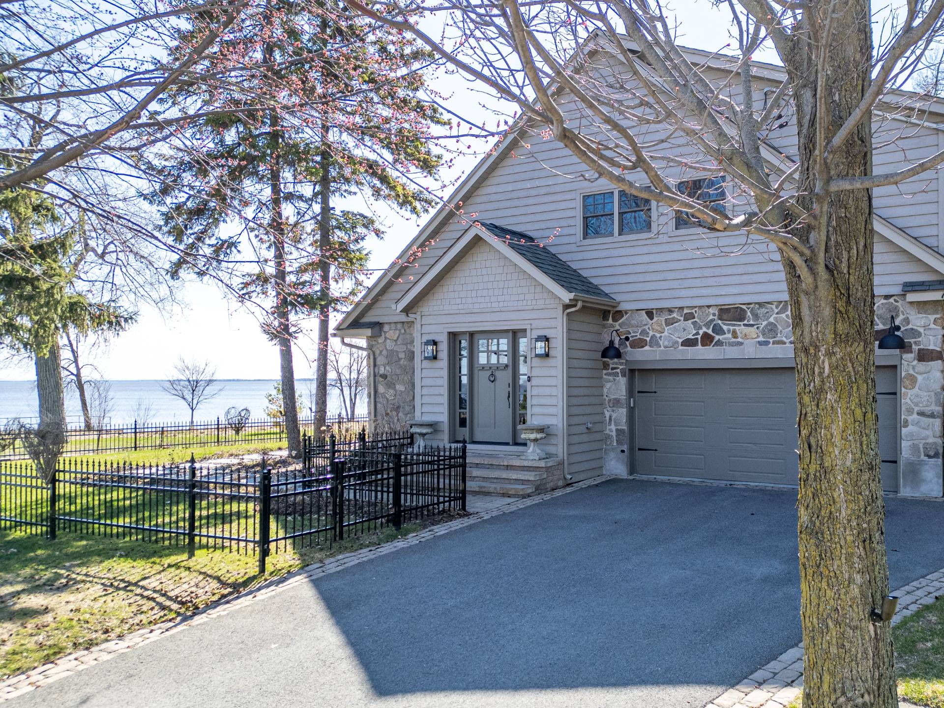 210 Ch. du Bord-du-Lac-Lakeshore