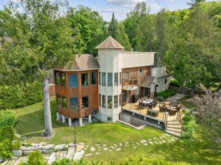 1104 Ch. du Tour-du-Lac