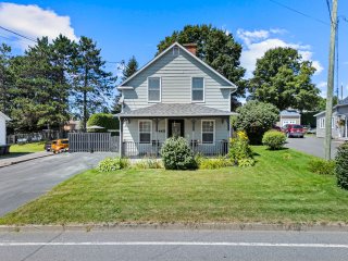 445 Rue Main E.