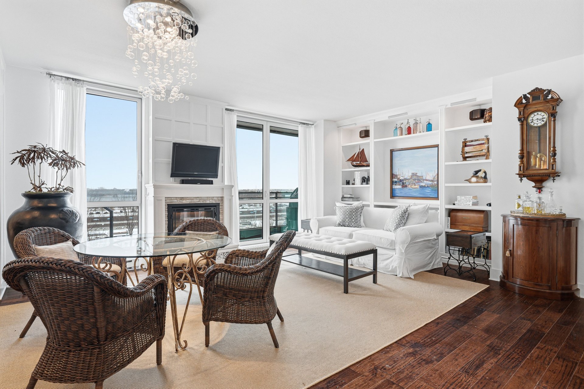 #306 - 801 Rue de la Commune E.