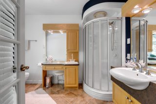 Ensuite bathroom