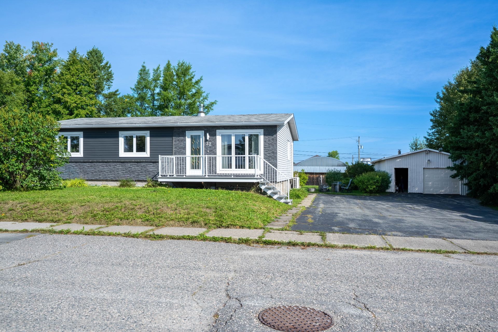 32 1re Avenue E.