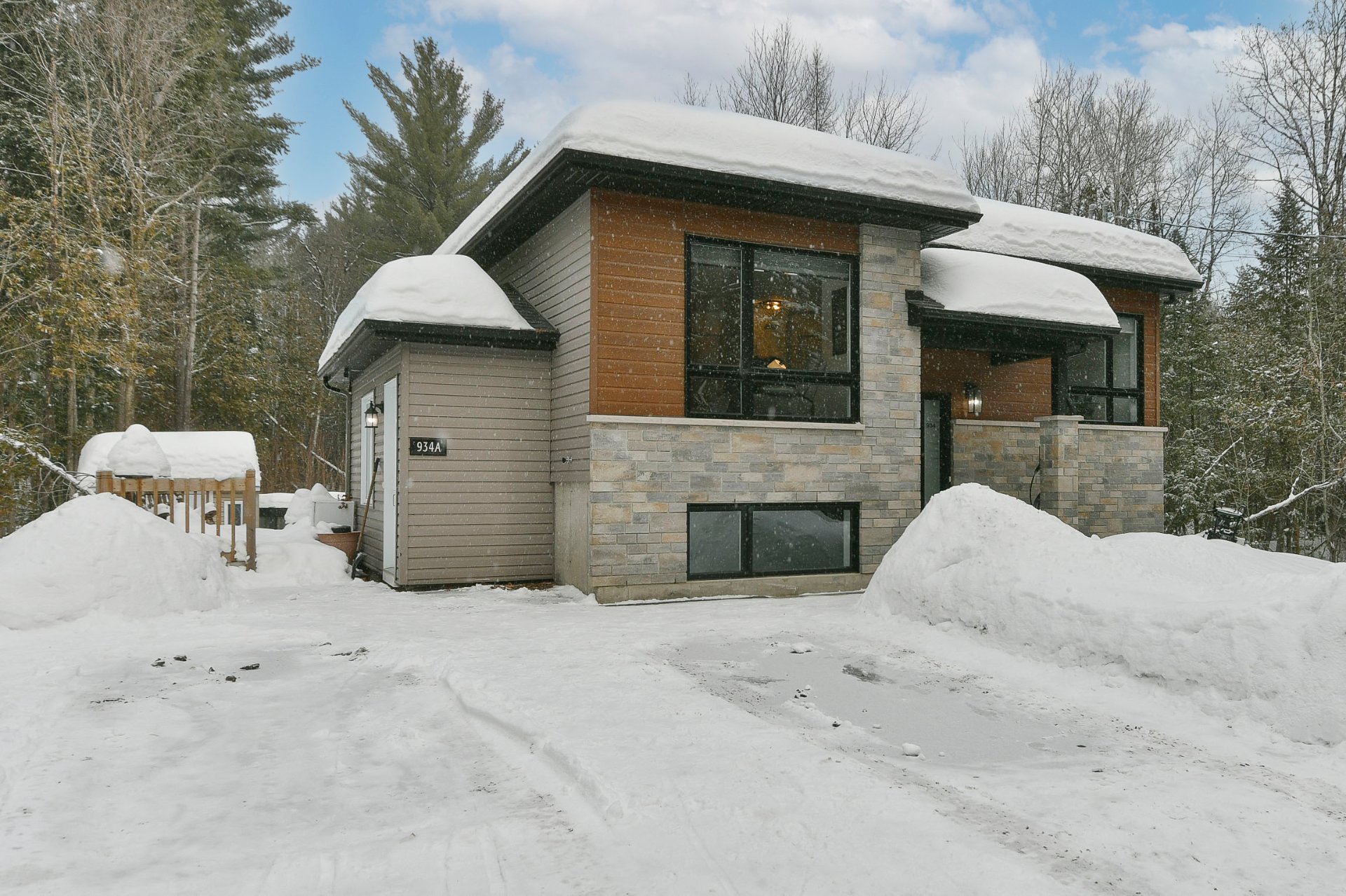 934 - 934A Mtée Morel