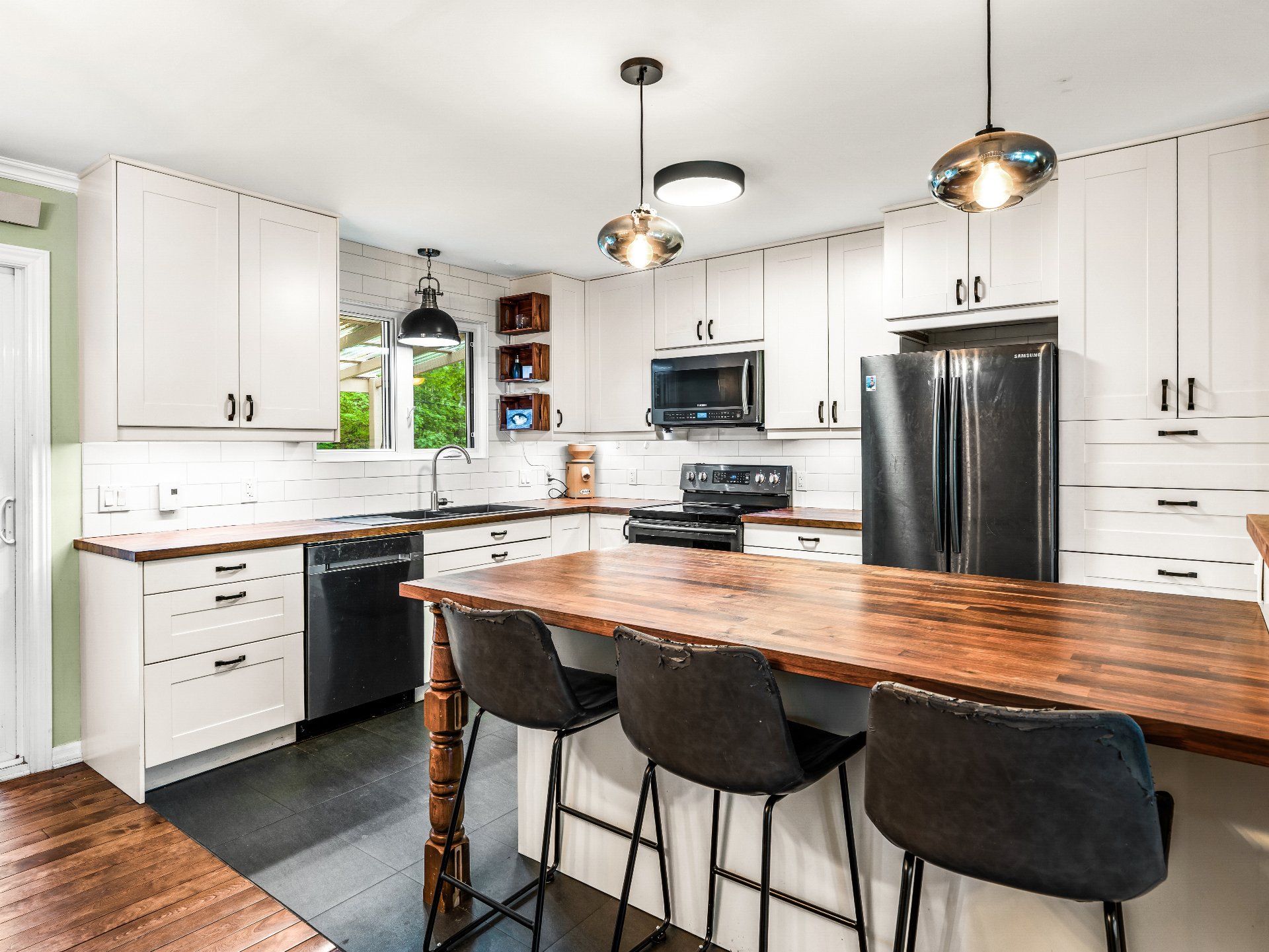 84 Rue Baker