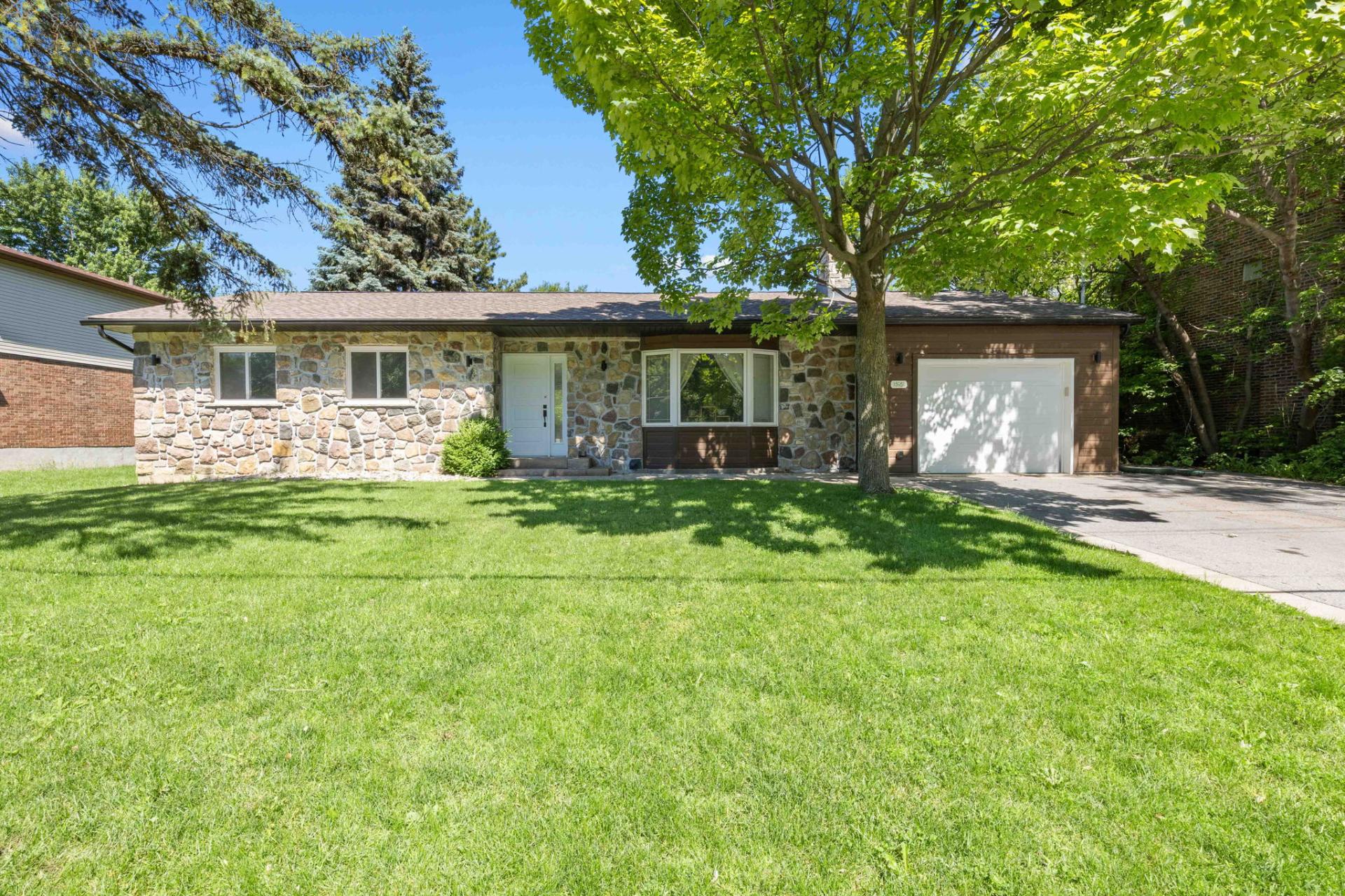 15951 Rue Ste-Croix