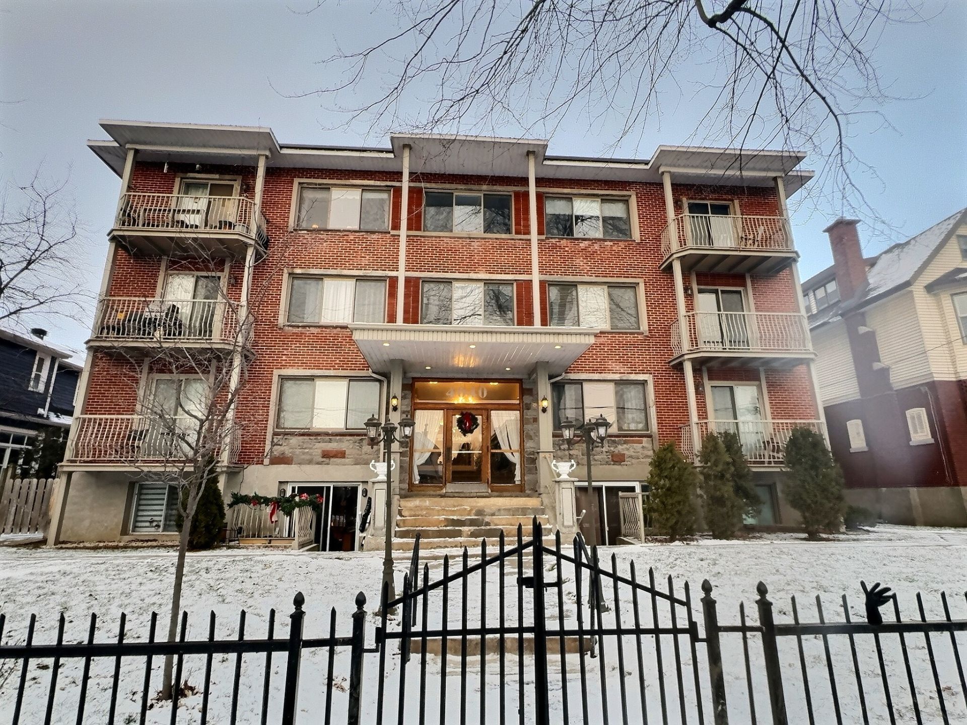 #7 - 4040 Rue Broadway