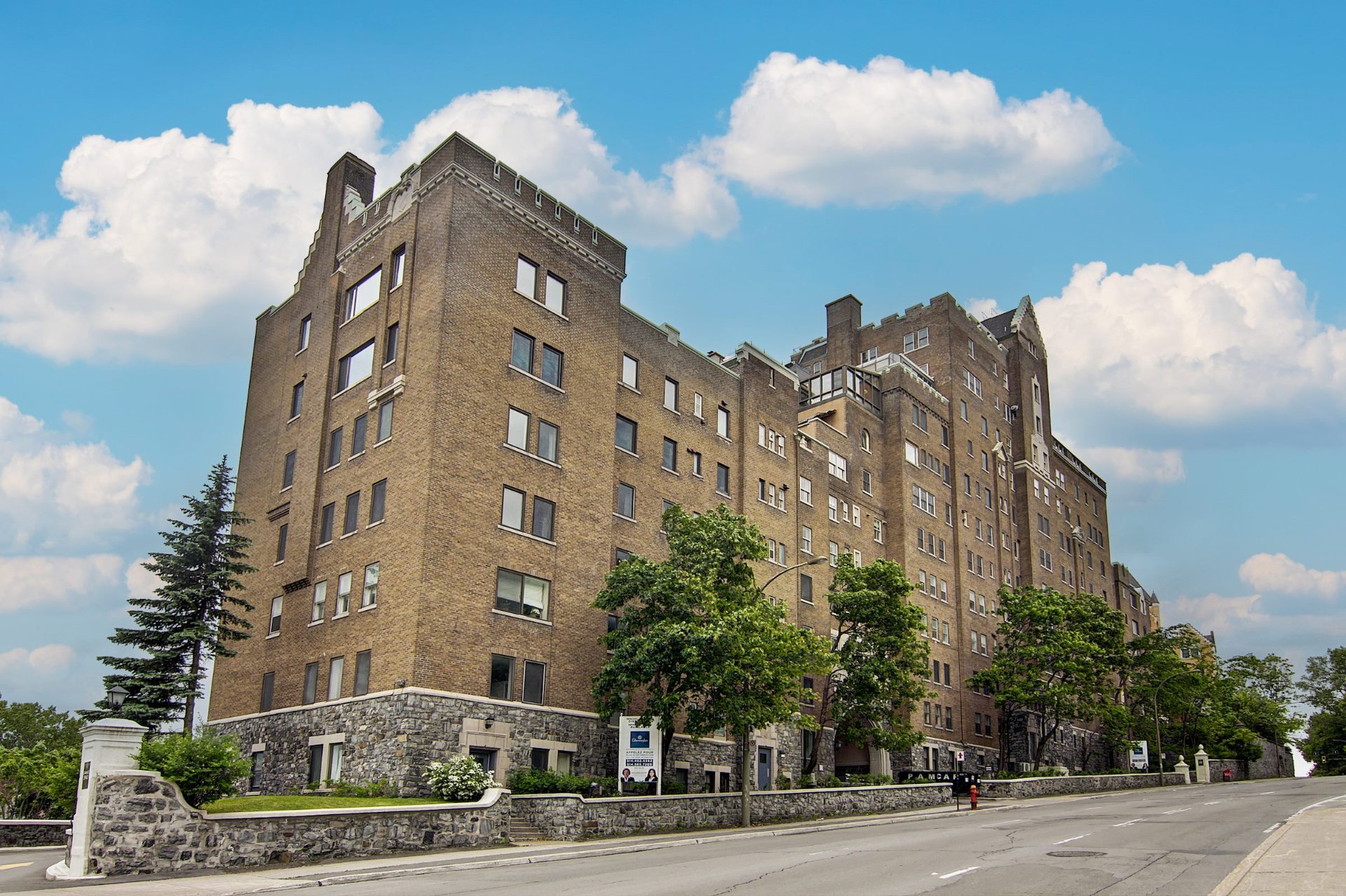 #B54 - 3940 Ch. de la Côte-des-Neiges