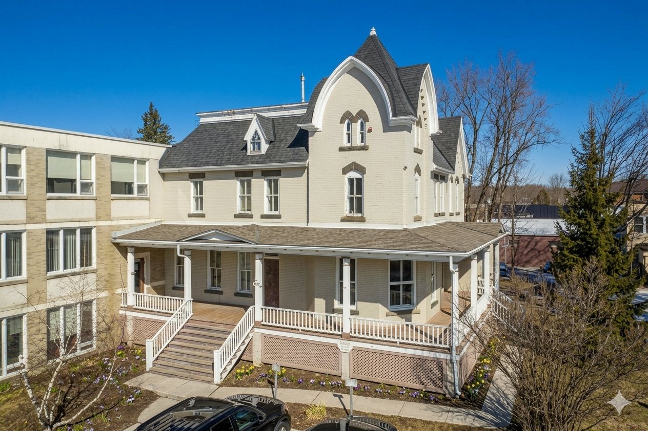 5025 Rue Foster