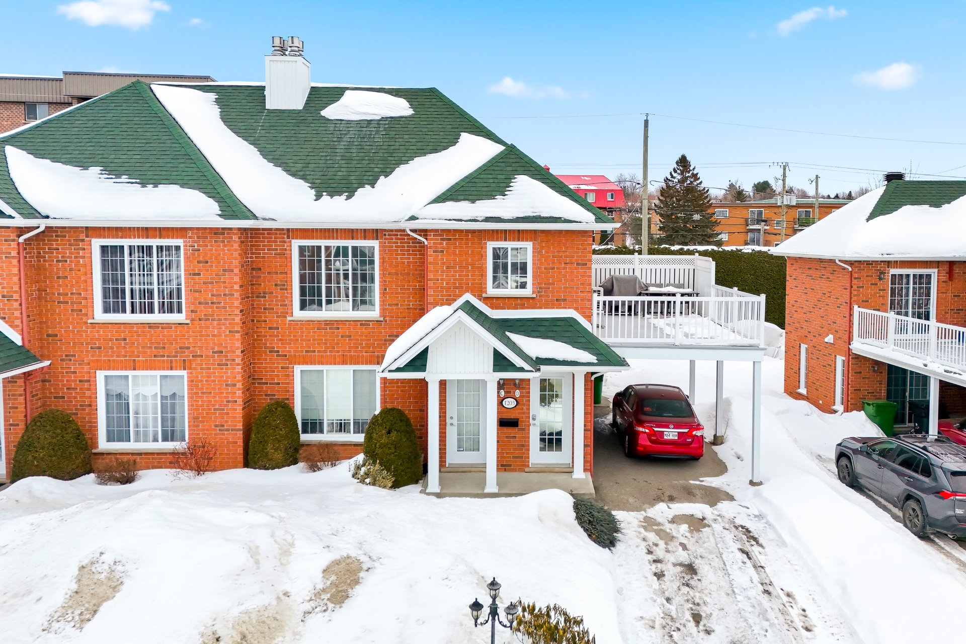 #1203D 677 12e Avenue N.