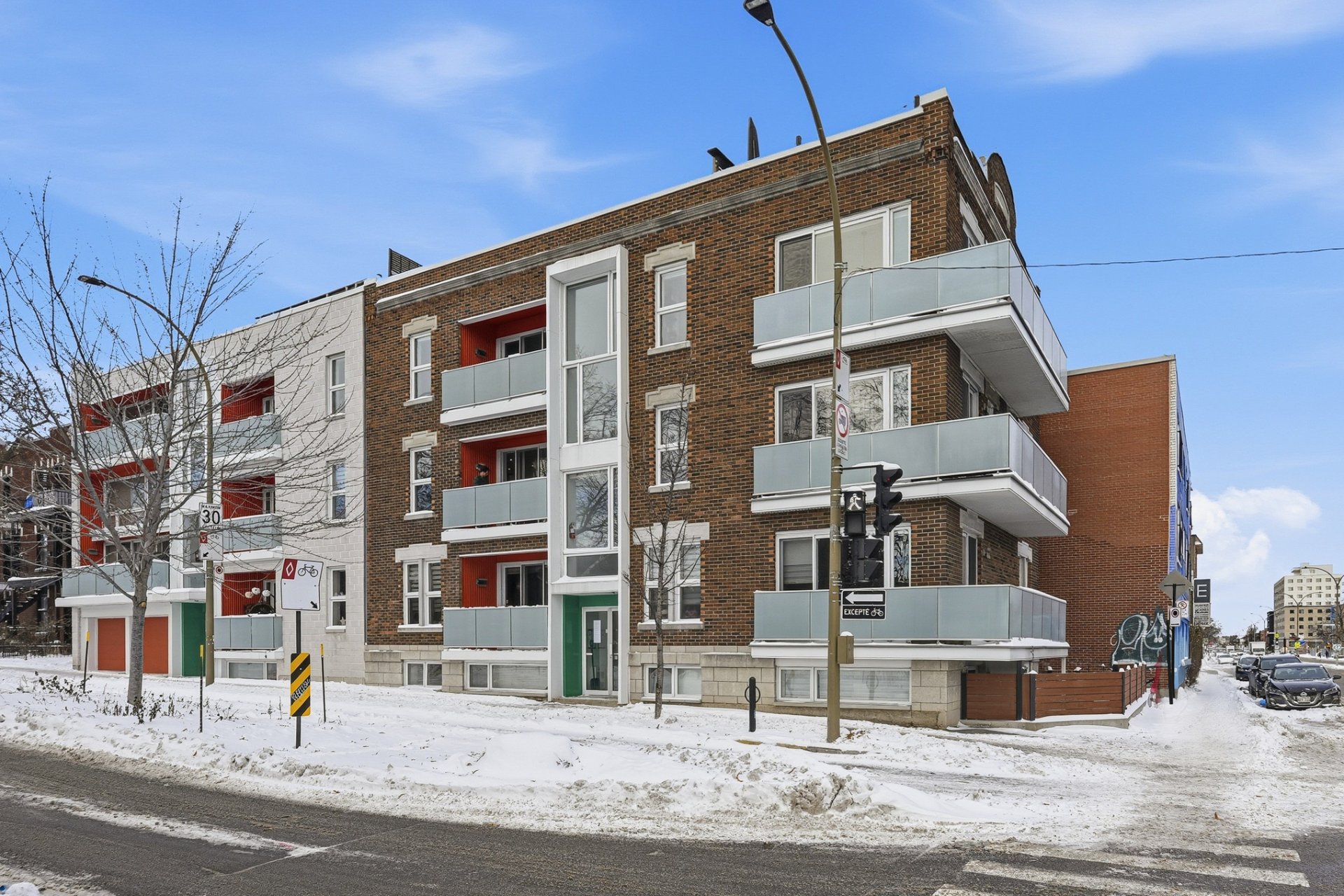#4 - 2501 Av. Desjardins