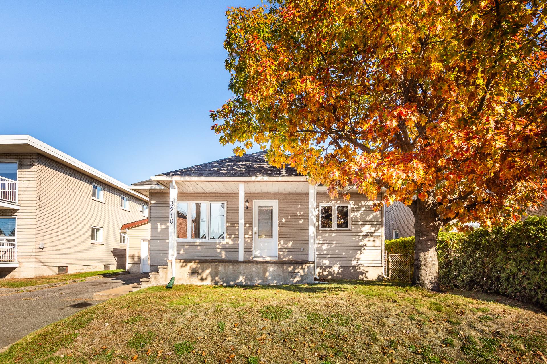 3210 Rue Louis-Hébert