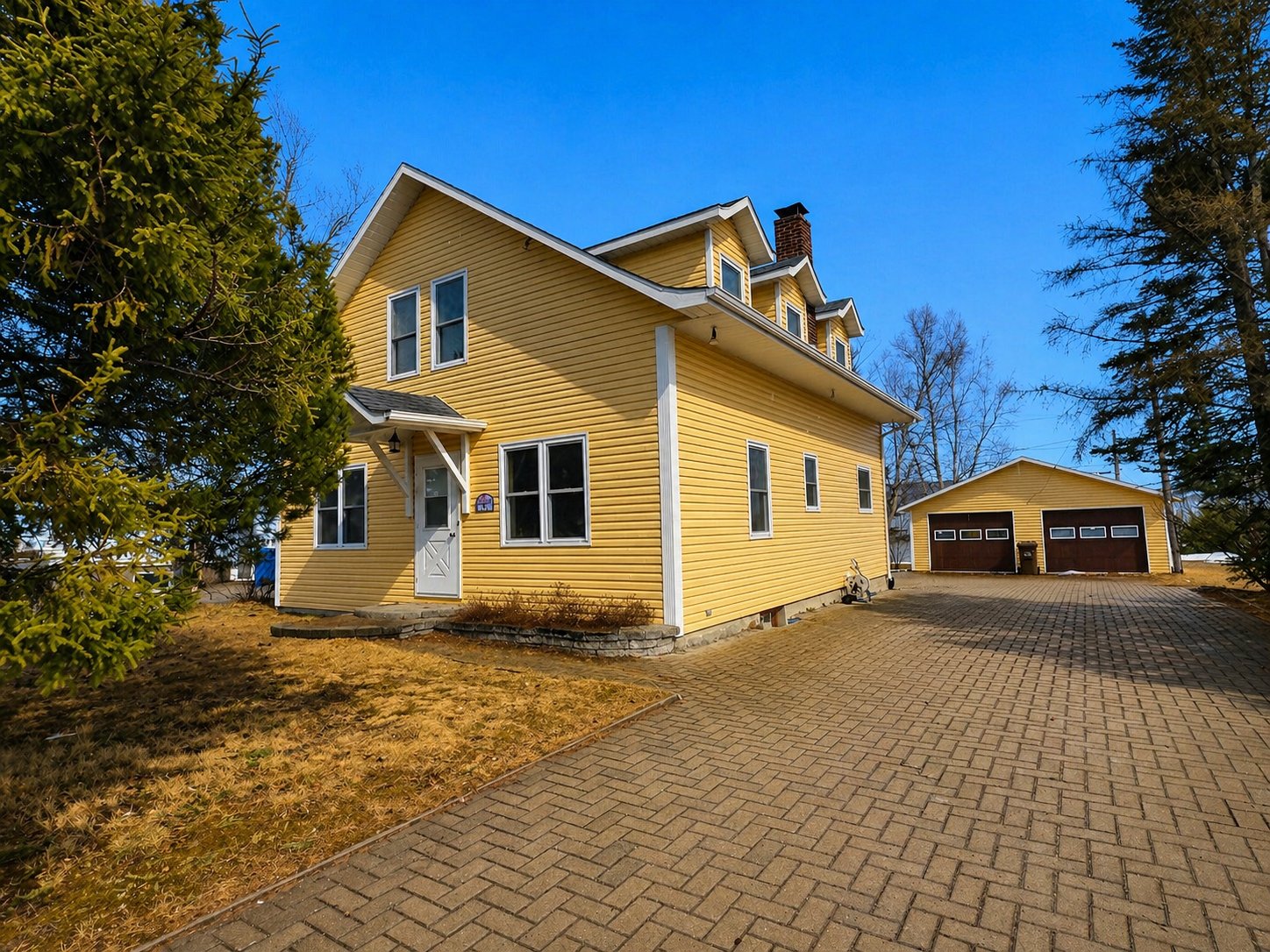 142 4e Avenue E.
