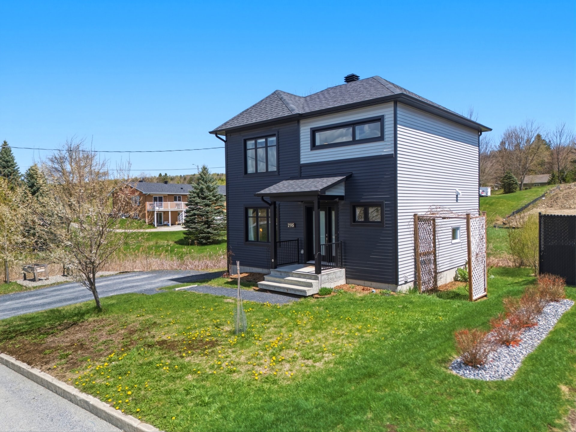 795 Rue Roger-Caron
