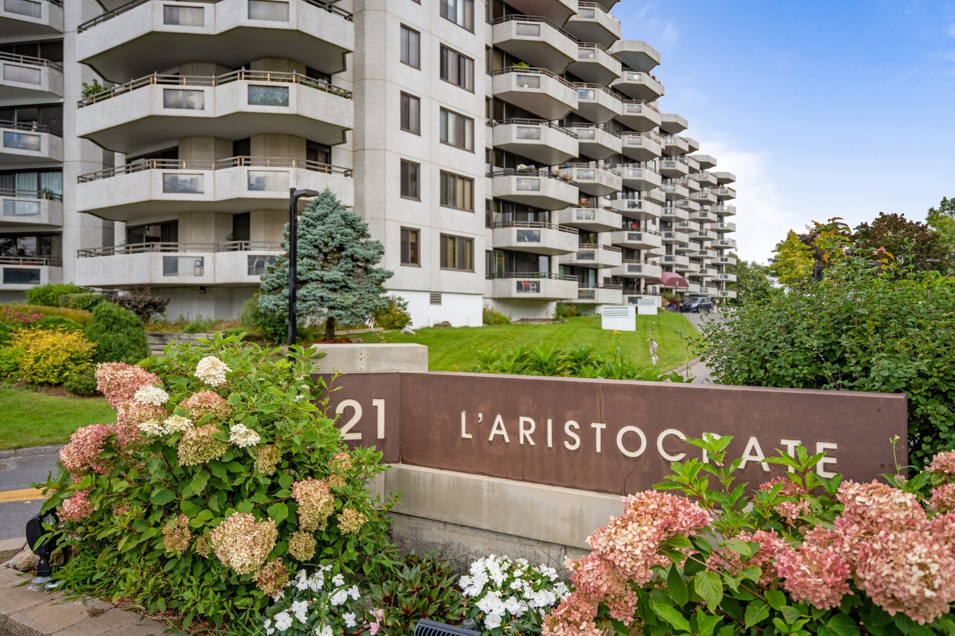 #606 - 21 Ch. du Bord-du-Lac-Lakeshore