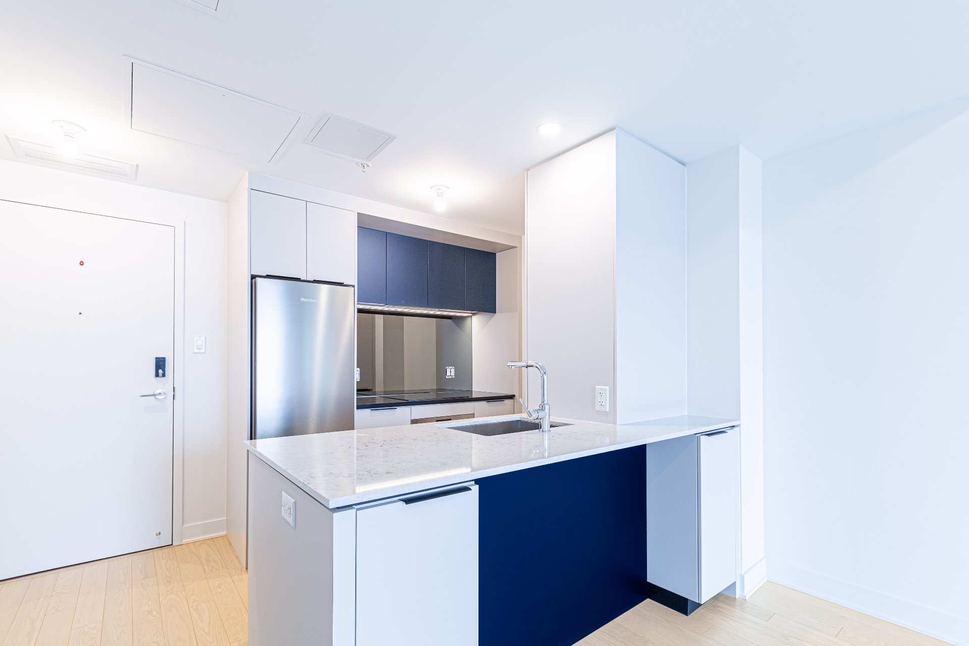 #2407 - 60 Rue de l'Éclipse