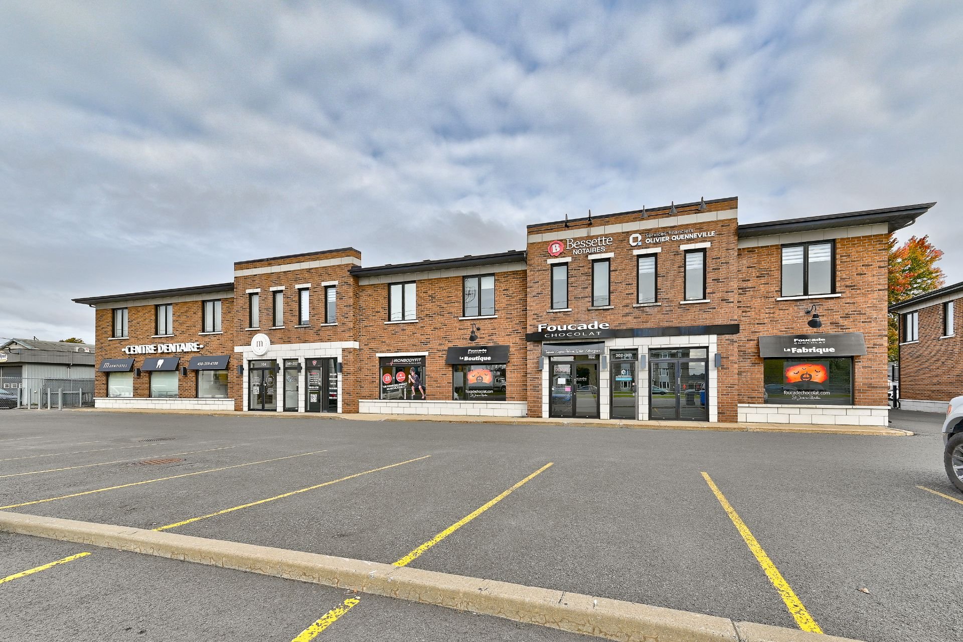 #204 141 Boul. St-Luc