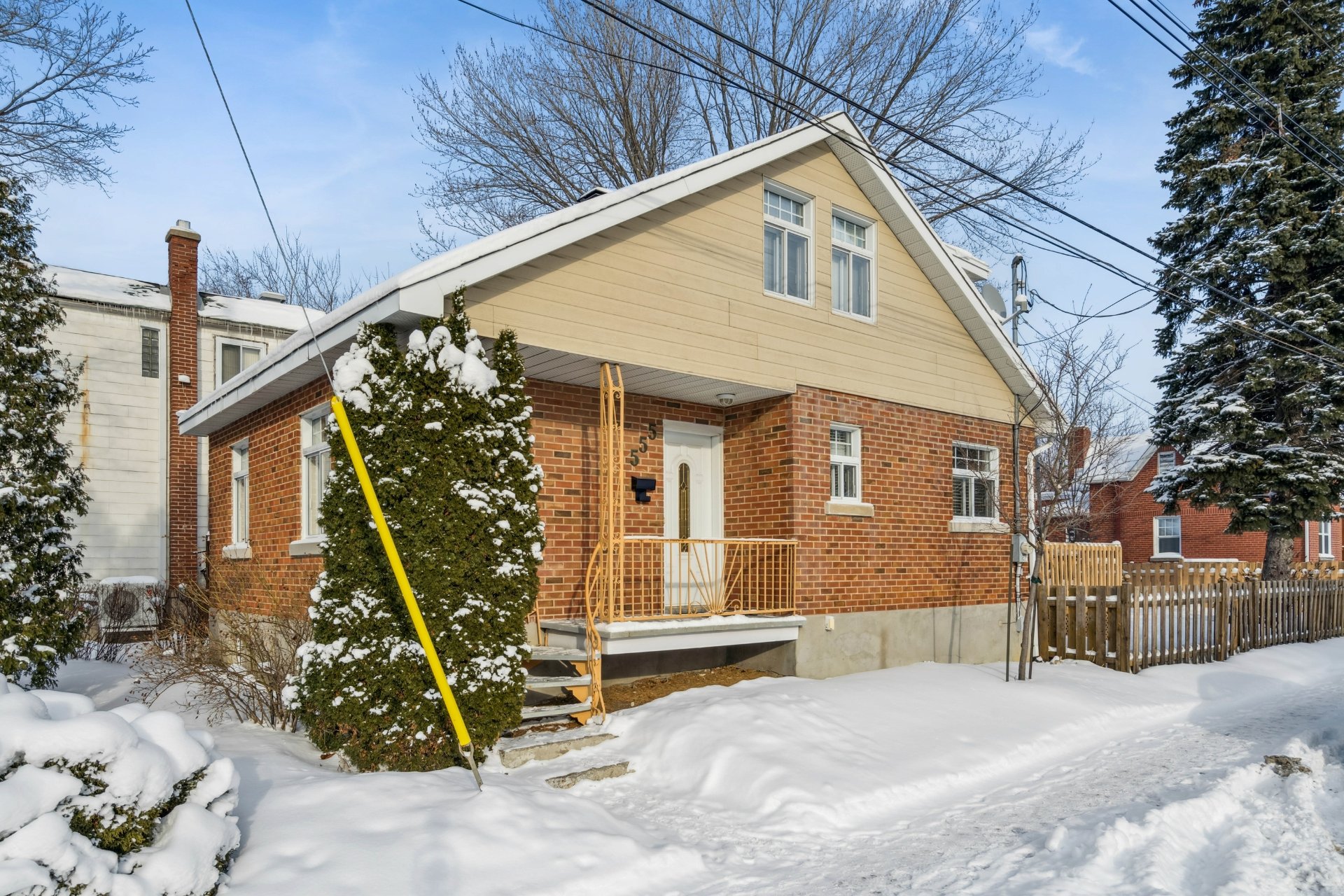 555 16e Avenue (P.-a.-T.)