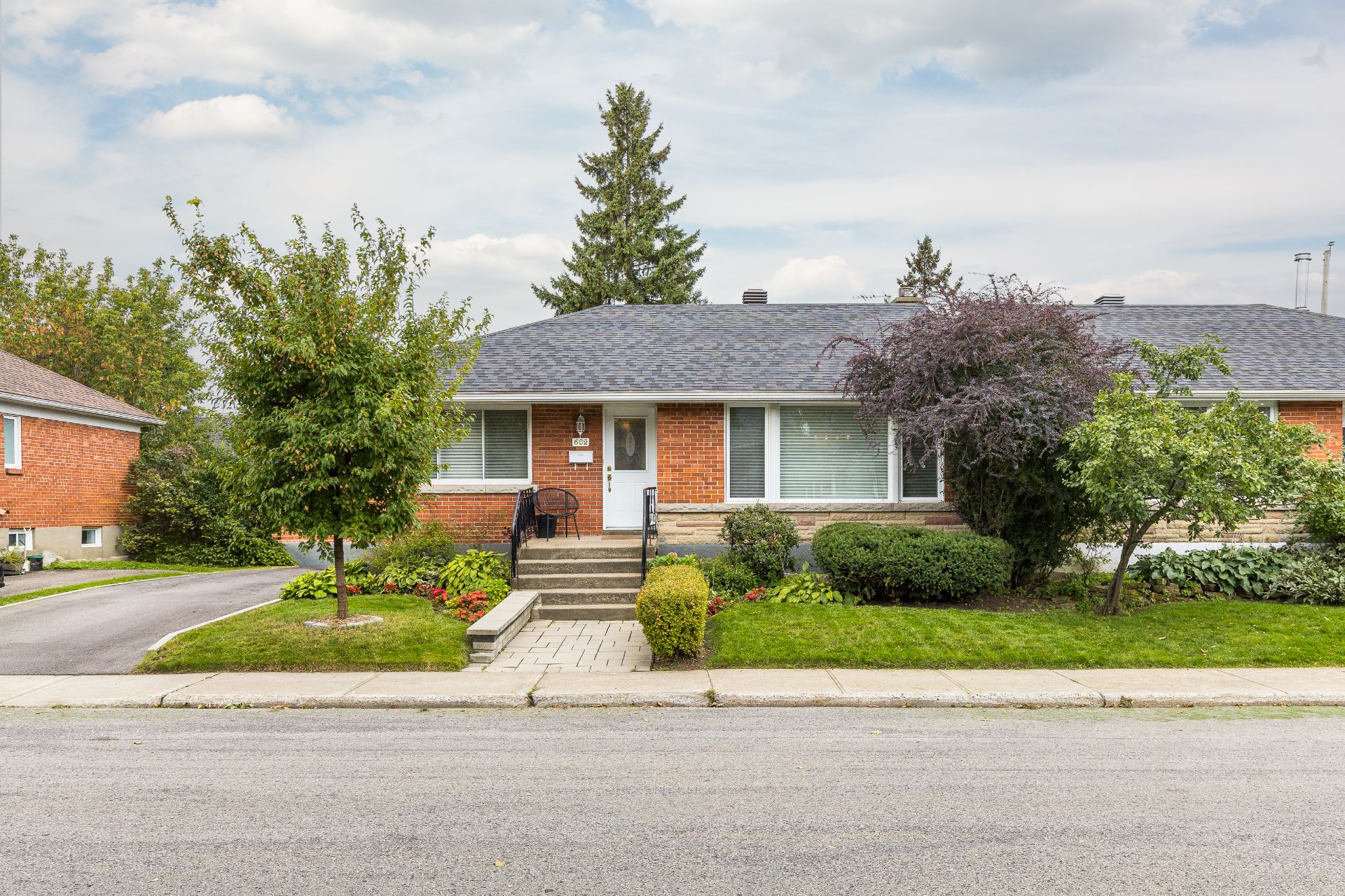 602 Av. Luck