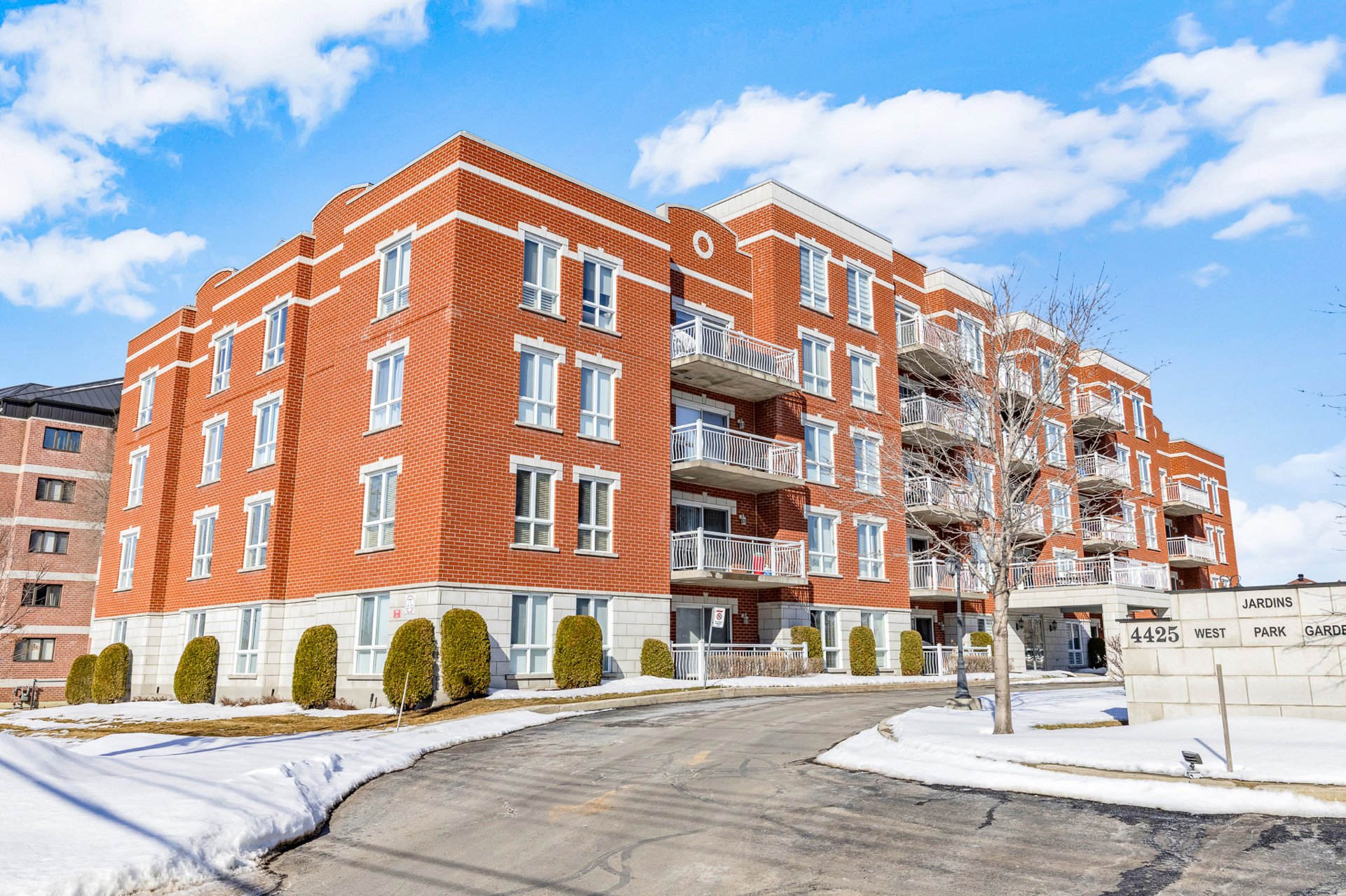 #104 - 4425 Boul. St-Jean