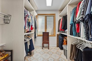 Walk-in closet
