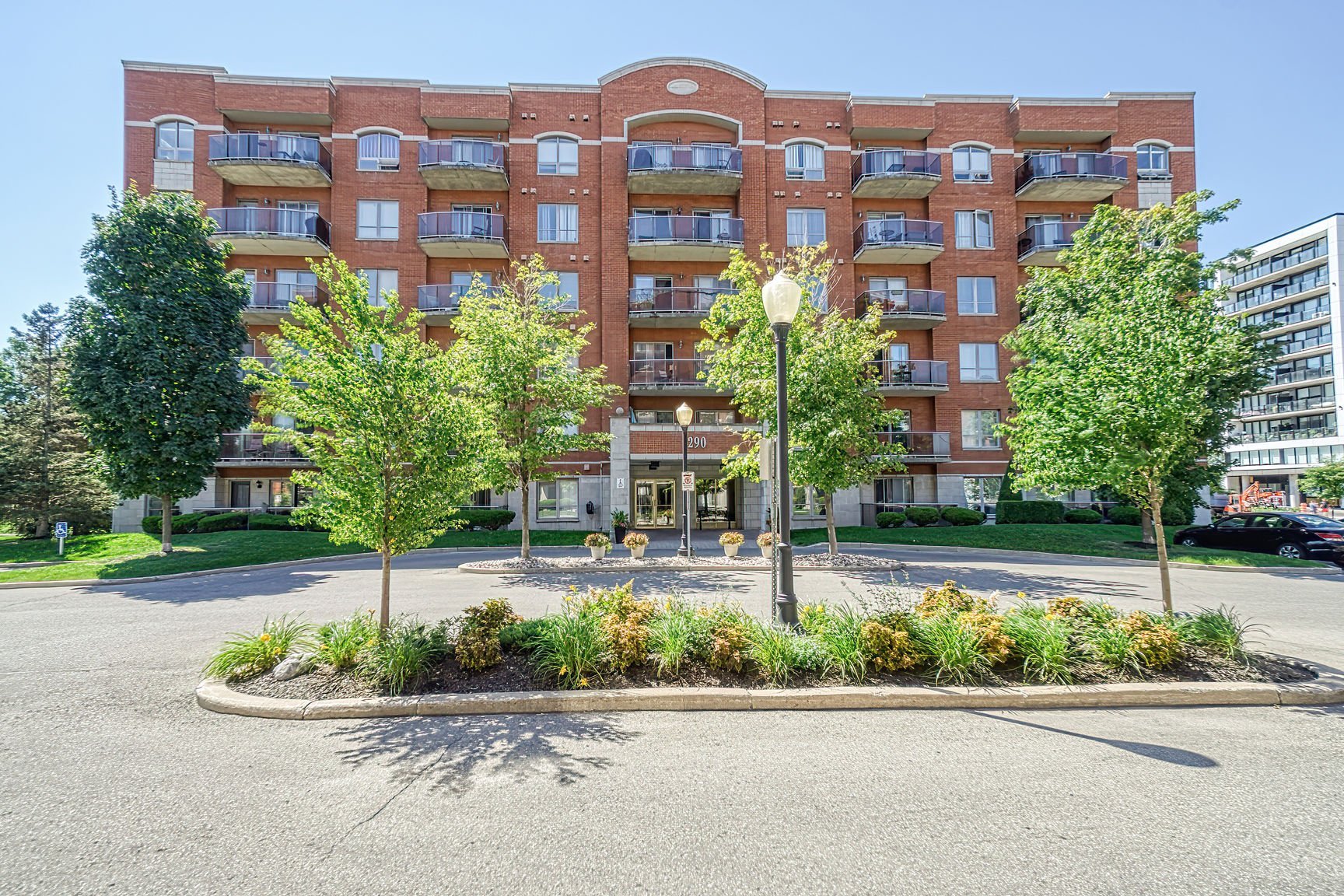 #403 - 290 Boul. Hymus