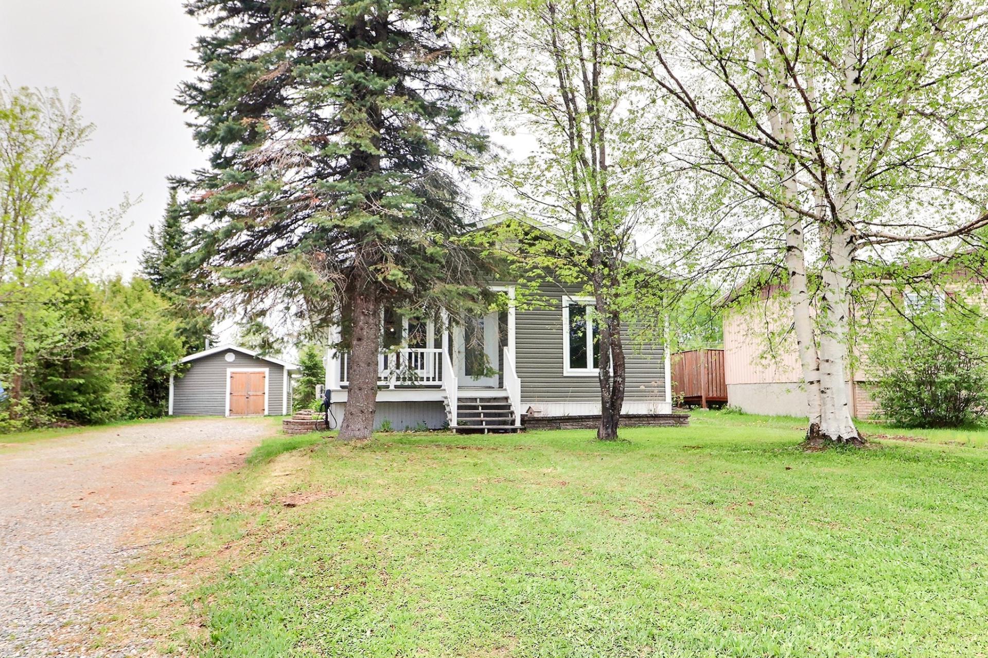 24 1re Avenue O.
