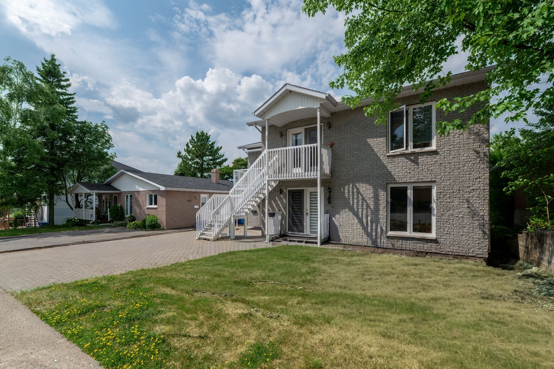 71 3e Avenue O.