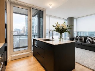 #810 - 1020 Rue de la Montagne — photo 1