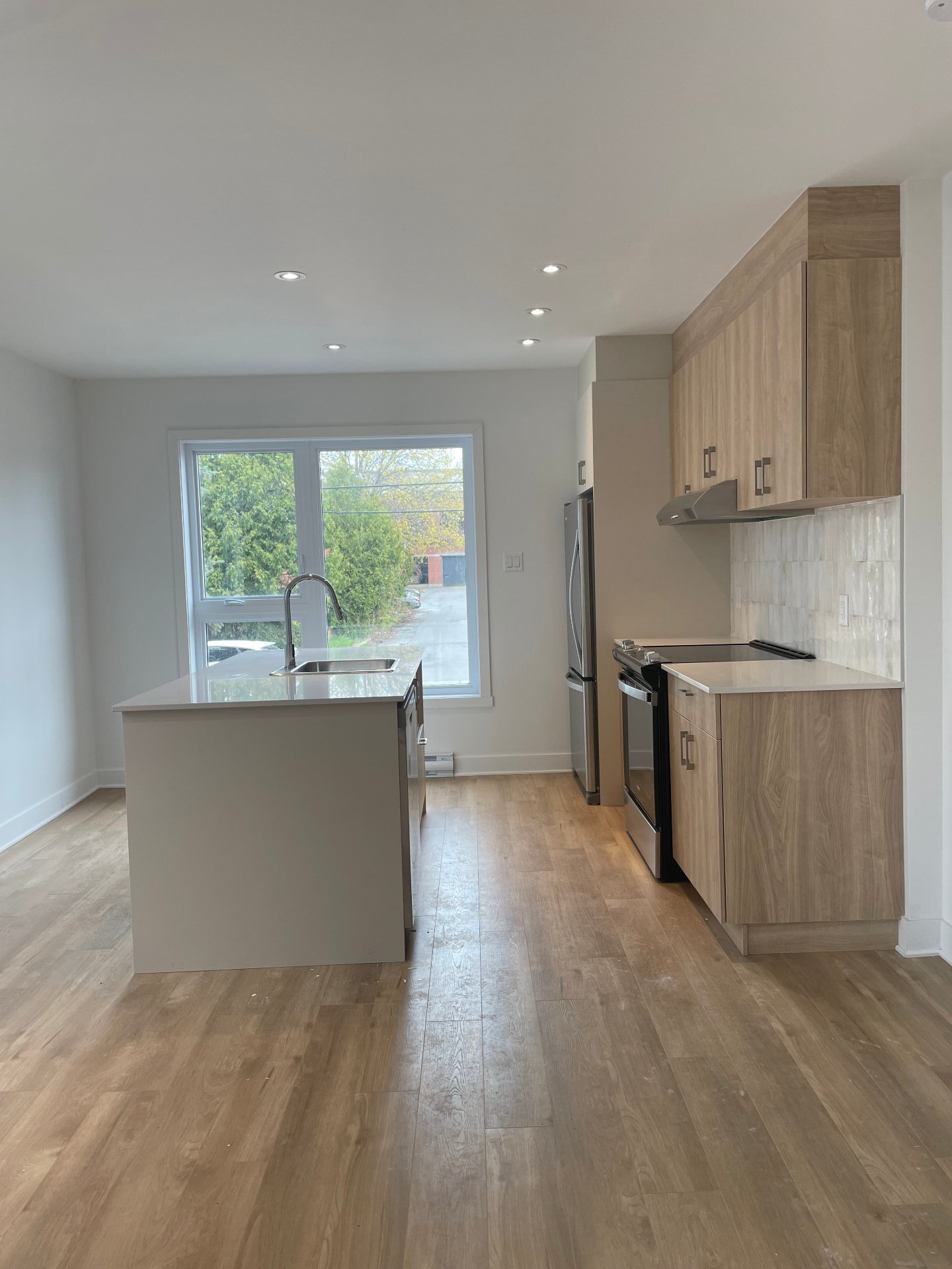 #102 - 641 Av. George-V