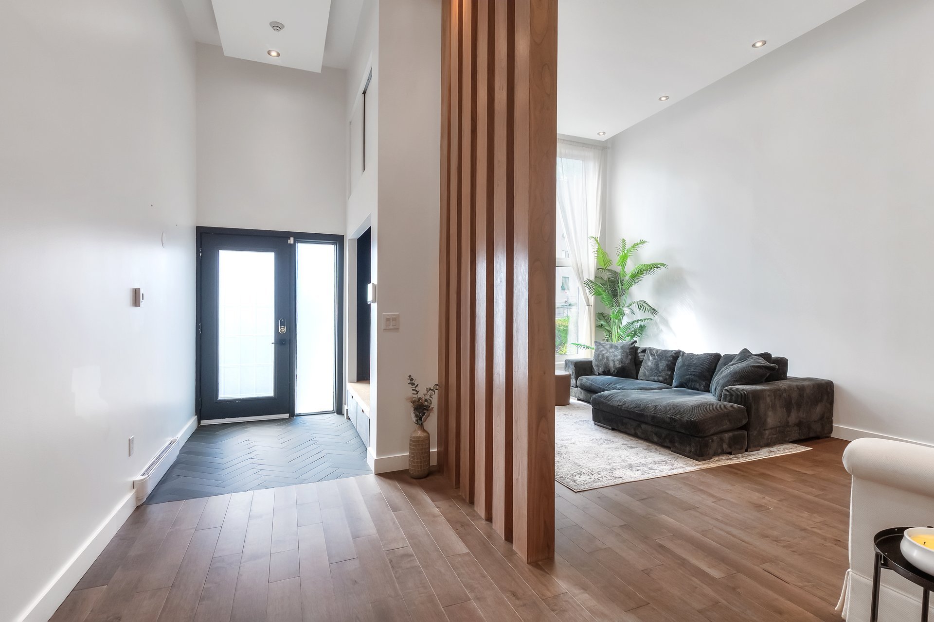 #107 - 347 Rue Berri