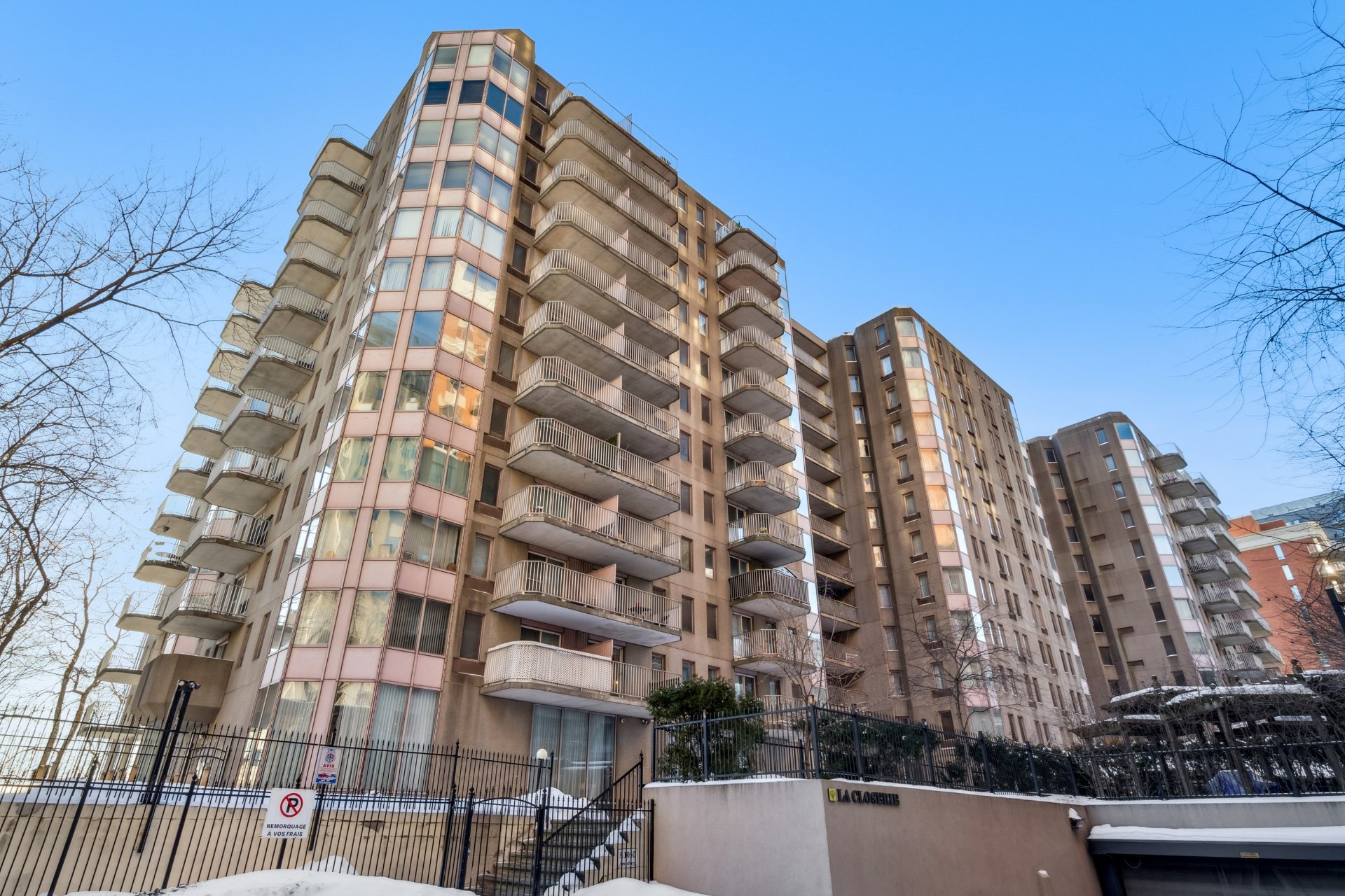 #1126 1050 Av. Amesbury