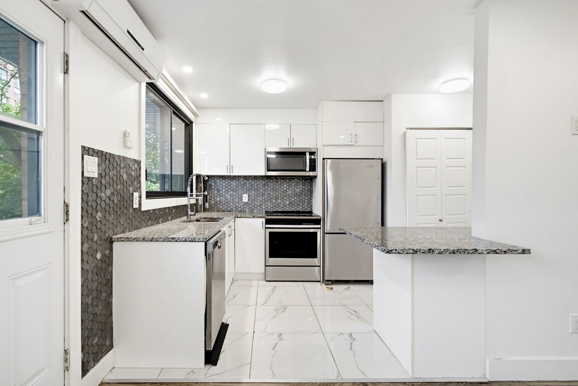 #2 - 5480 Av. Coronation