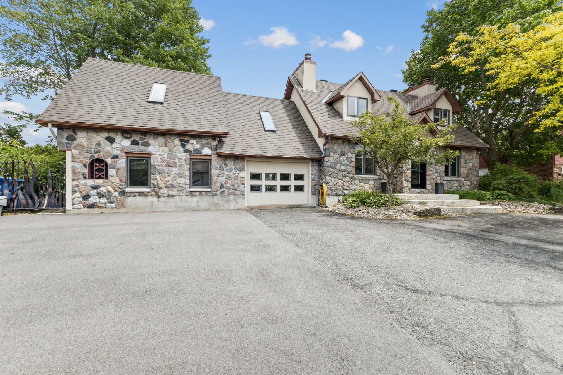  1382 Rue Rolland