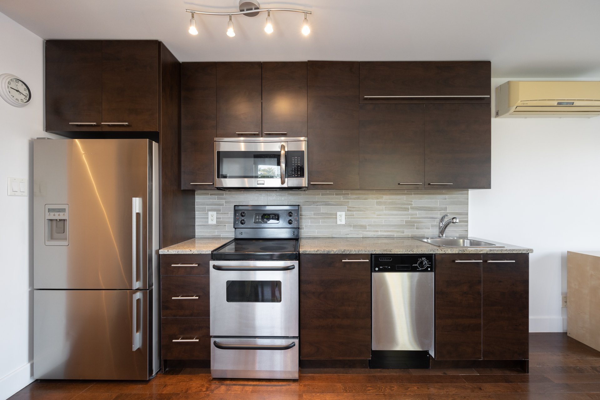 #402 - 2487 Rue Champagne