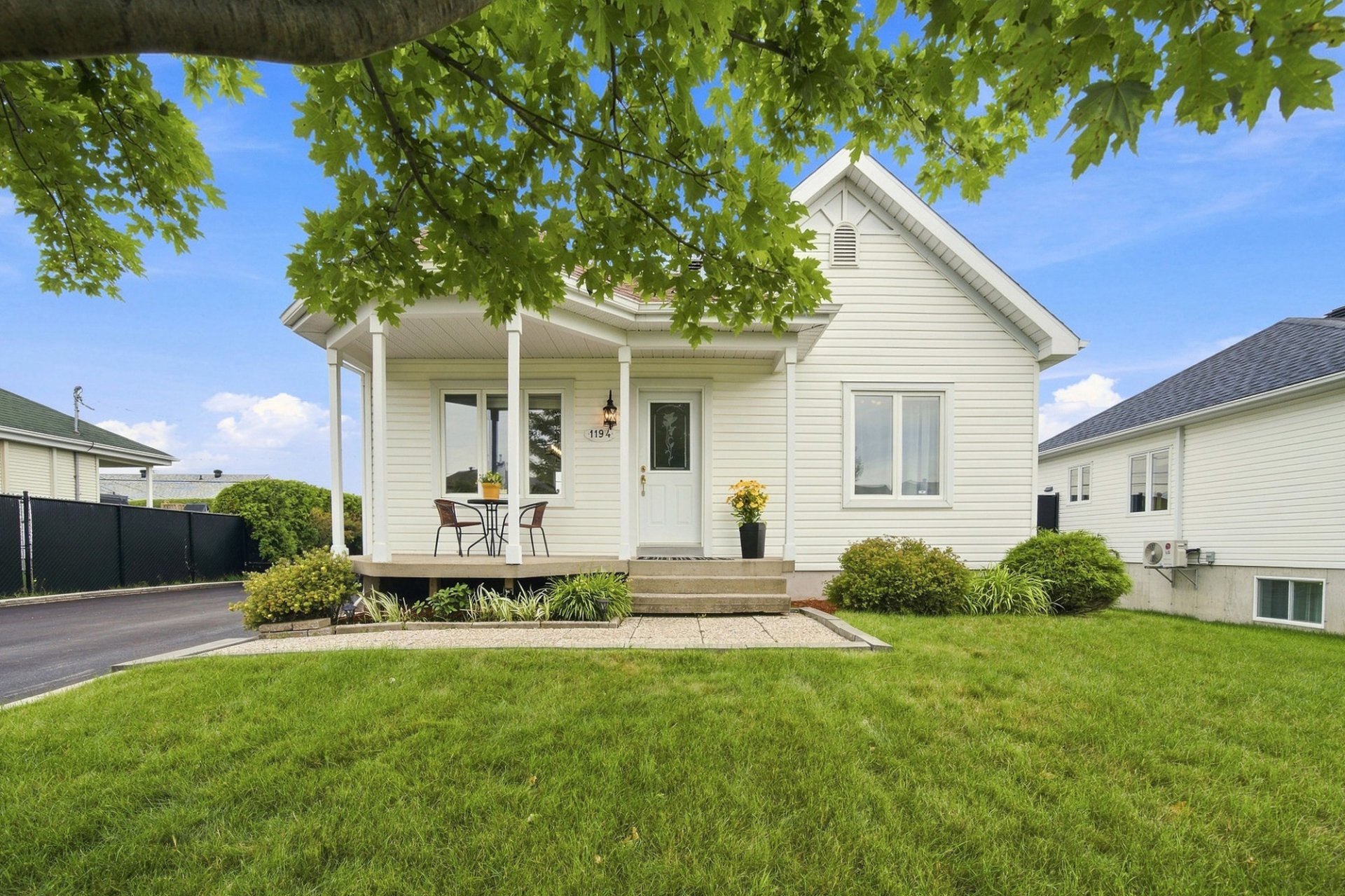 1194 Rue Glaucos
